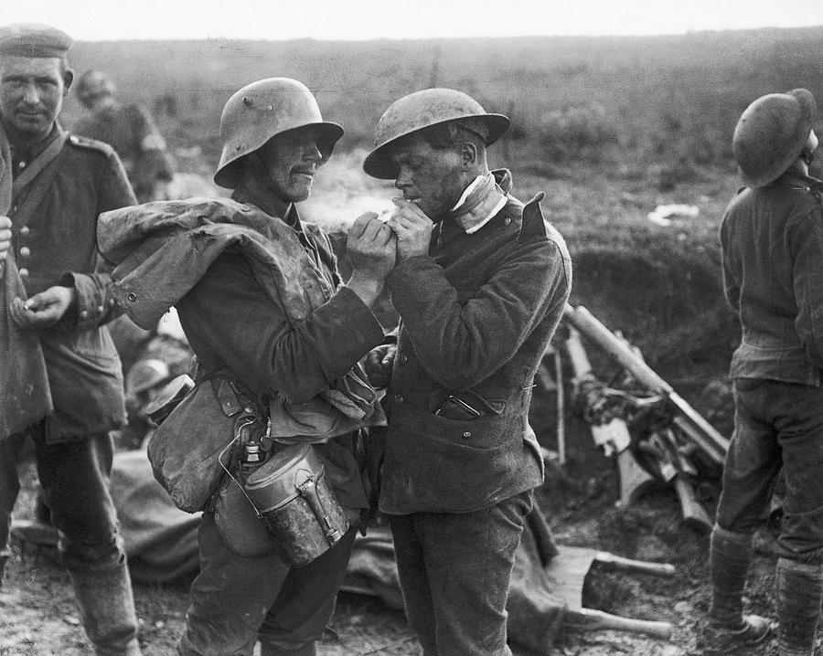 Wwi British & German Soldier Photograph by Granger