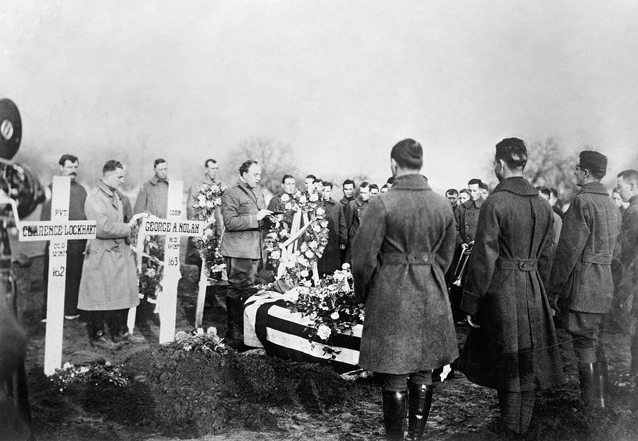 Wwi Burial, C1918 Photograph by Granger