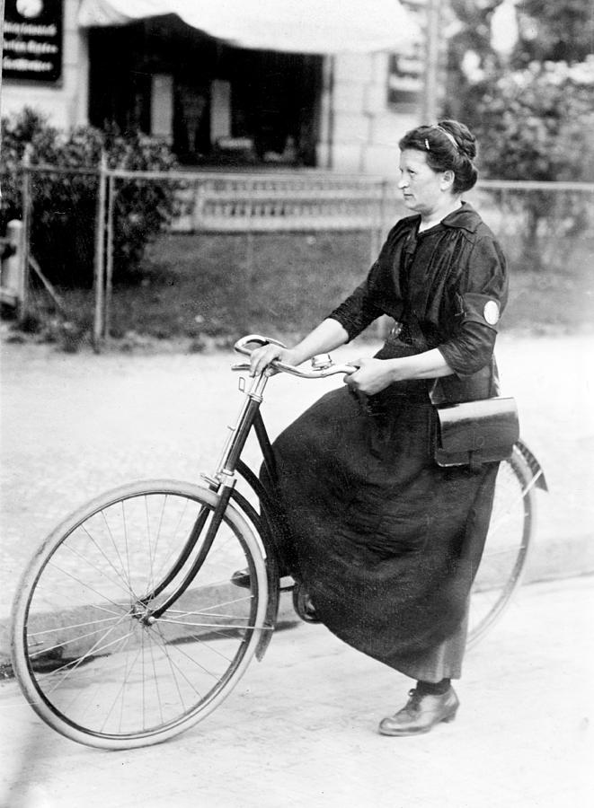 Wwi, Female Telegraph Messenger, 1914-15 Photograph by Science Source