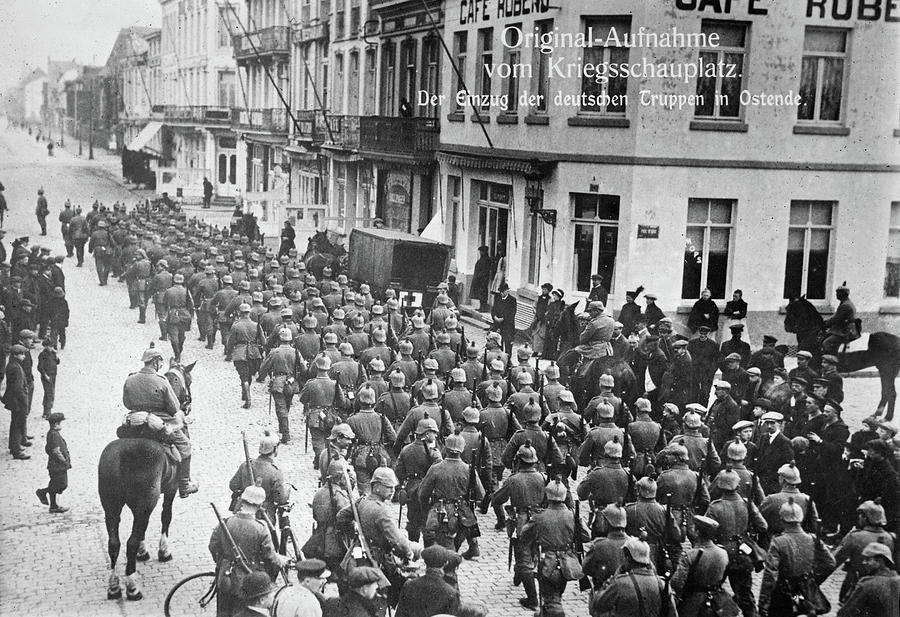 German marches. Немцы в Бельгии 1914. Немцы вошли в Брюссель первая мировая война. Дом правительства Бельгии 1914. Germans at Belgium ww1.