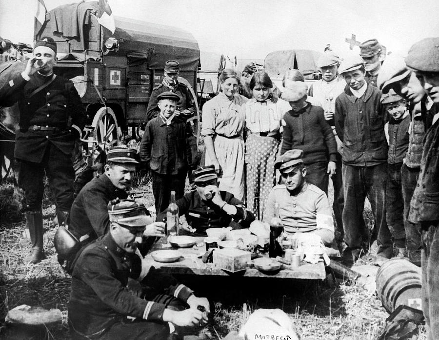 WWI Roadside Lunch Photograph by Underwood Archives