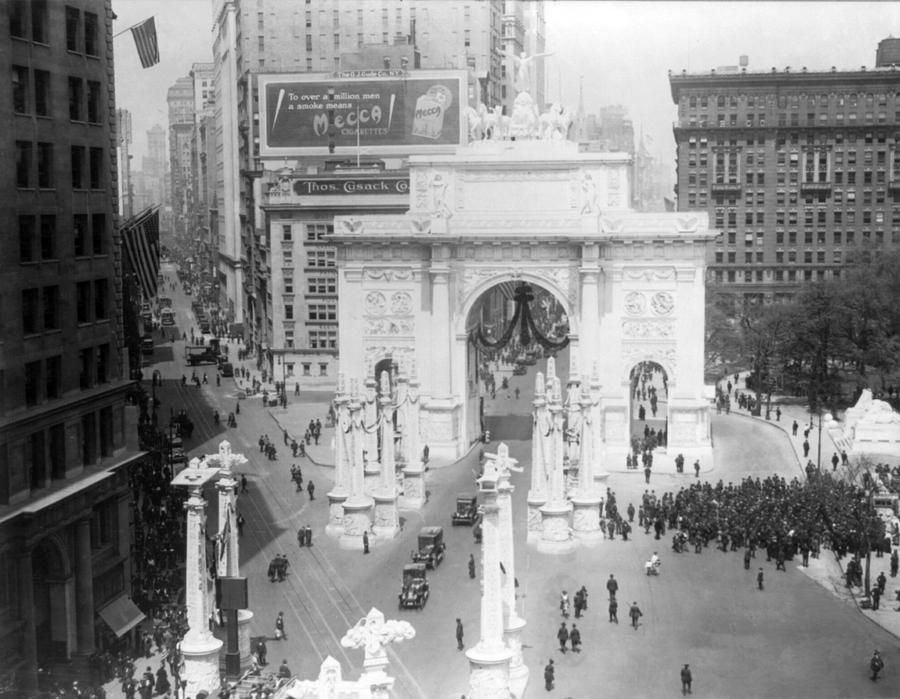 Wwi Victory Arch At Madison Square Photograph by Science Source