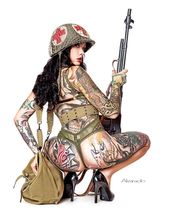 Татуированная девушка с оружием