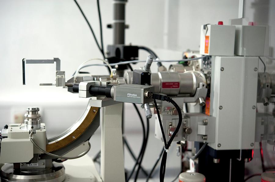 X-ray Crystallography Machine Photograph By Jon Wilson/science Photo ...