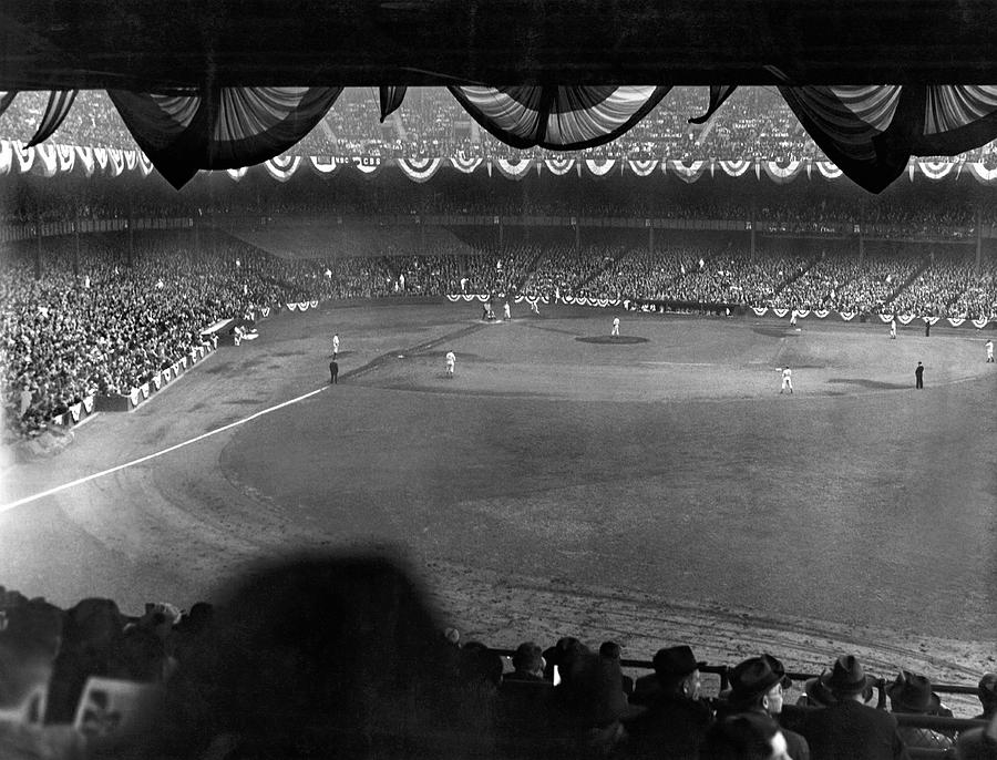Yankees Defeat Giants Photograph by Underwood Archives