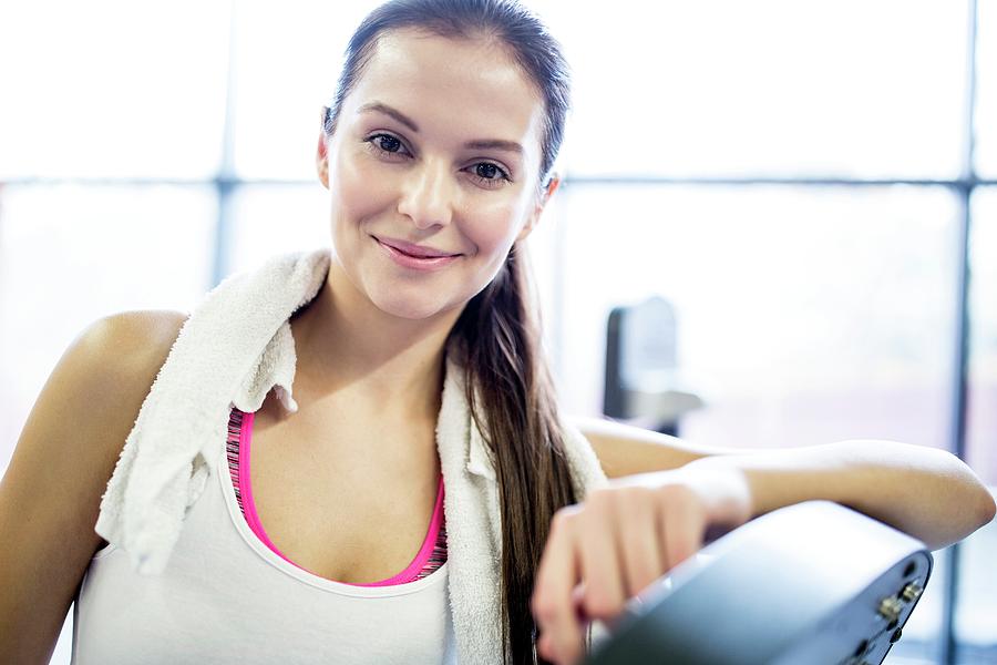 Young Woman In Gym Photograph by Science Photo Library
