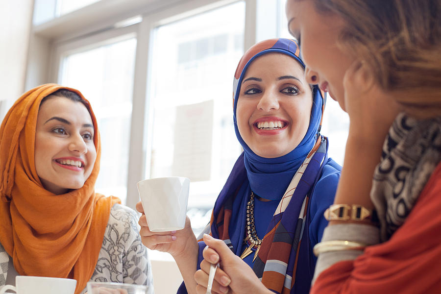 Young women chatting at café.  Photograph by Tanya Rex/arabianEye