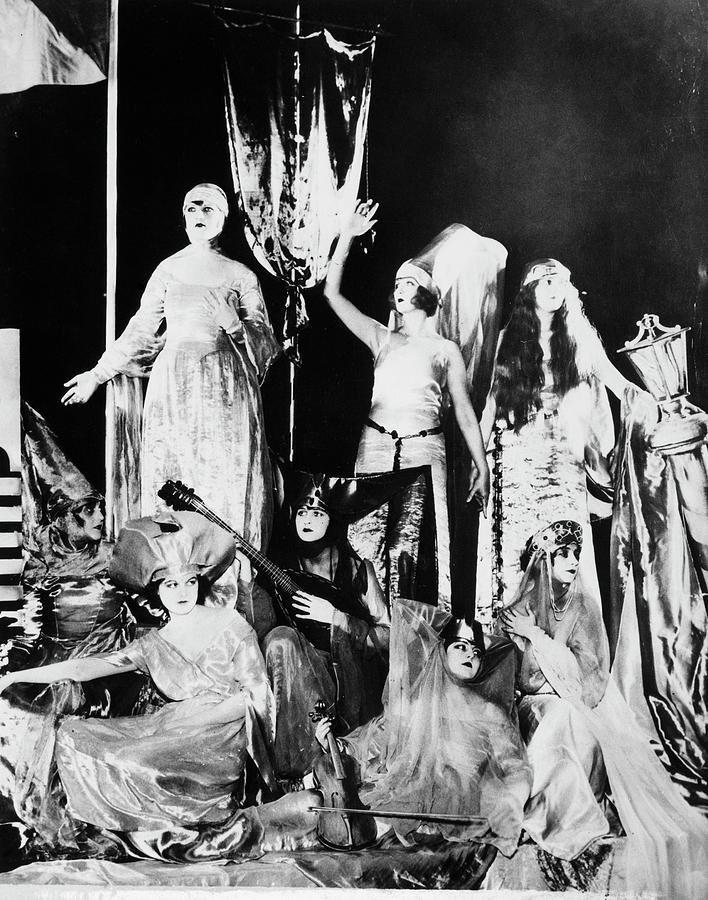 Ziegfeld Follies, 1923 Photograph by Granger - Fine Art America