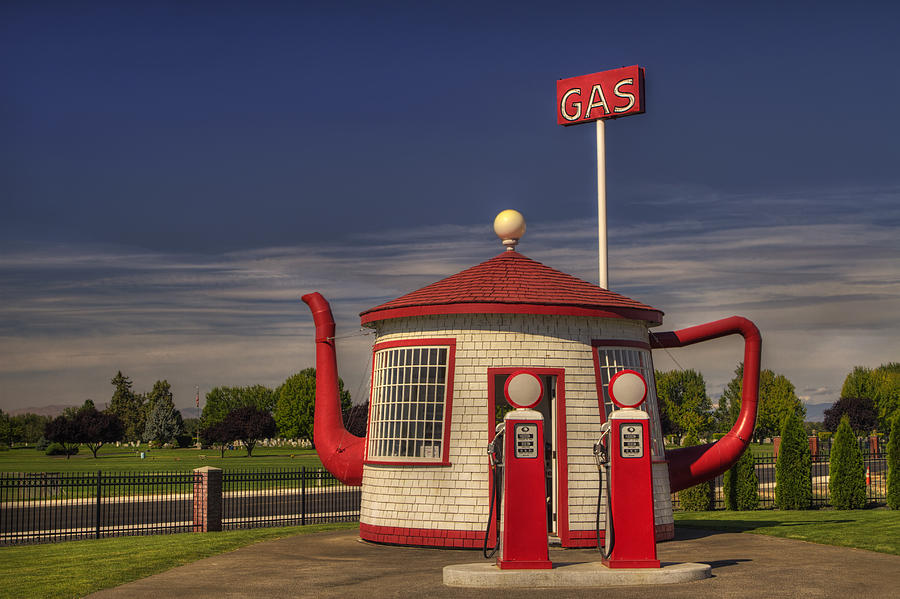 Zillah Teapot Dome Service Station Photograph by Mark Kiver