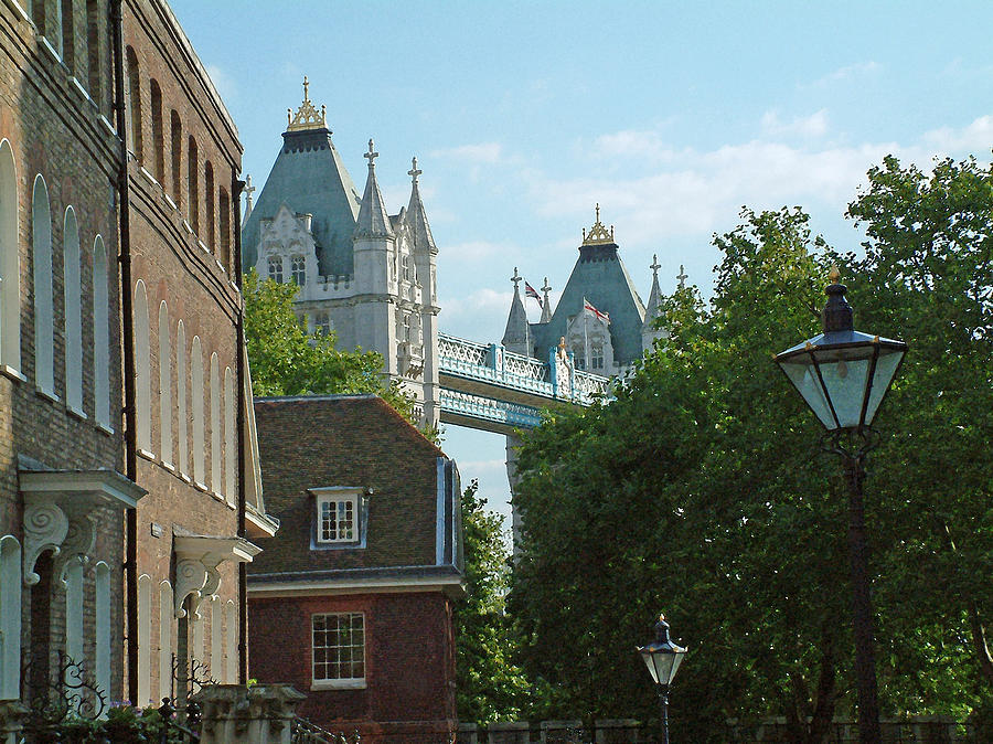 A Glimps of the London Bridge #1 Photograph by Joseph Hendrix