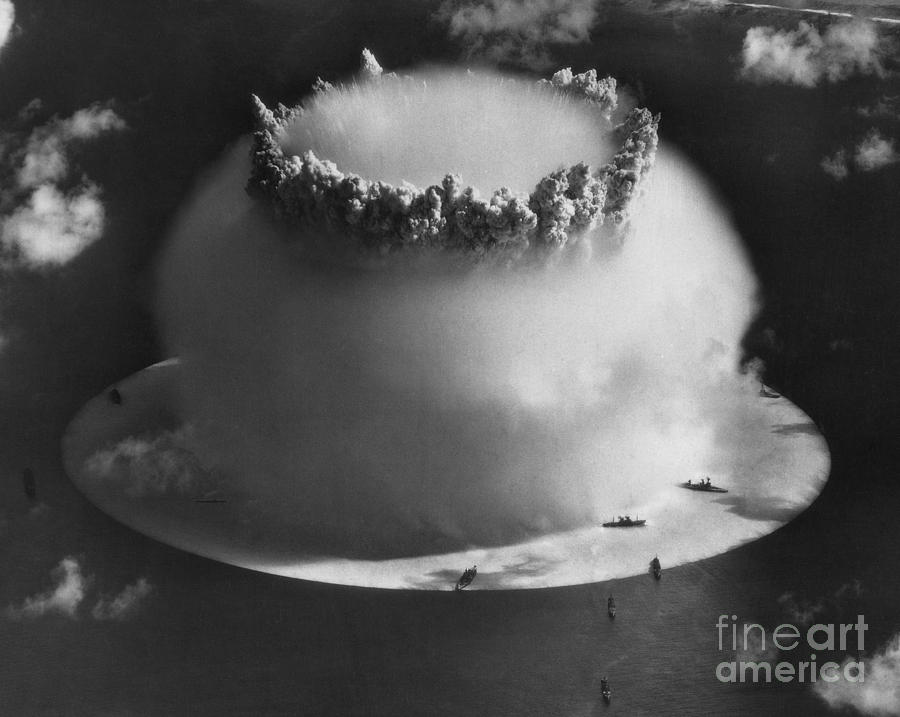 Atomic Bomb Test, Bikini Atoll, 1946 #1 Photograph by Photo Researchers
