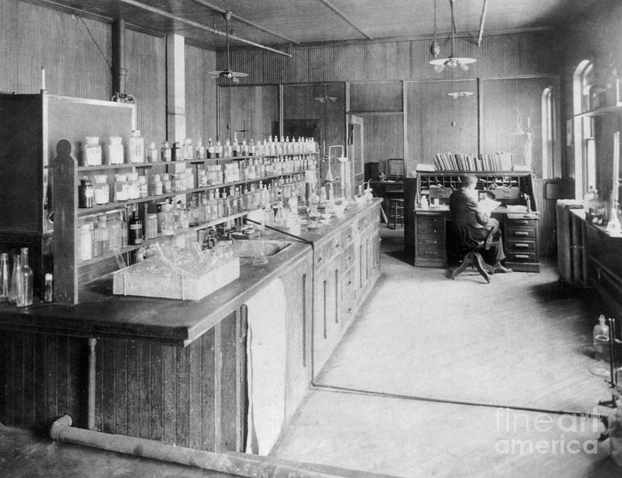 Chemists Laboratory #1 Photograph by Science Source