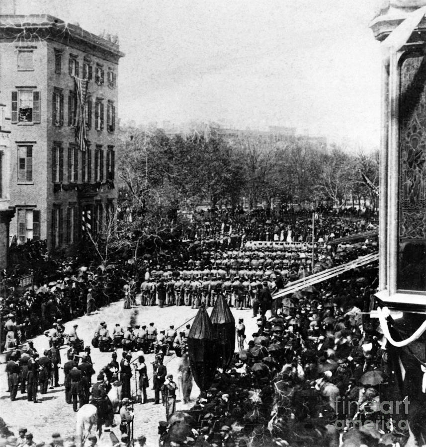 Lincolns Funeral Procession, 1865 #1 Photograph by Photo Researchers