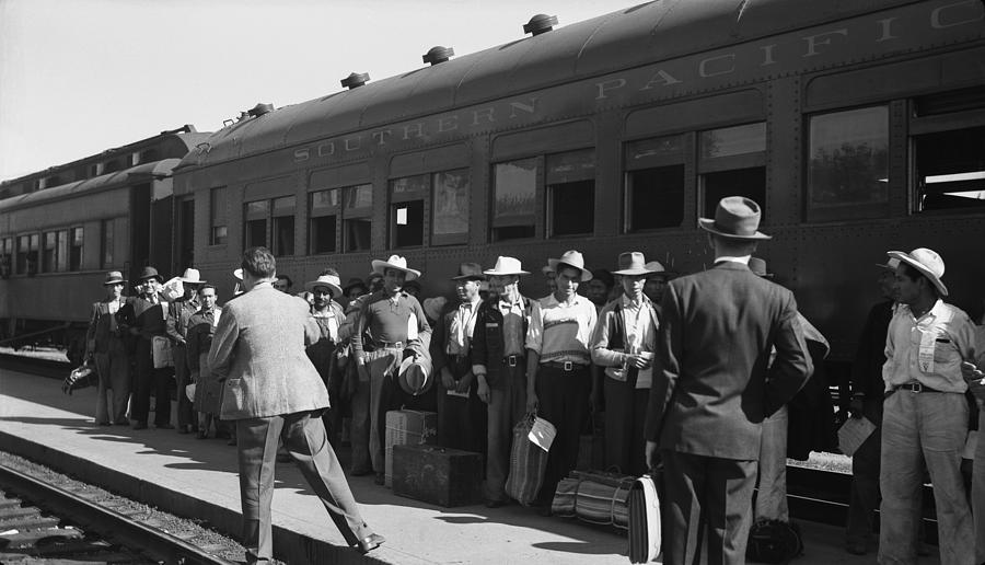 Mexican Agricultural Laborers Arriving Photograph by Everett | Fine Art ...