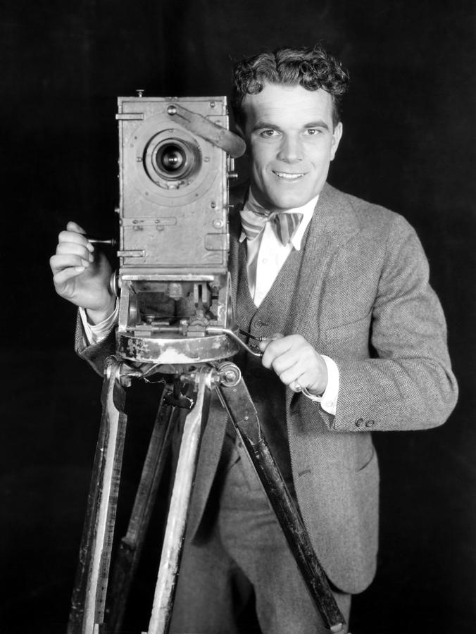 MOVIE CAMERA, 1920s #1 Photograph by Granger