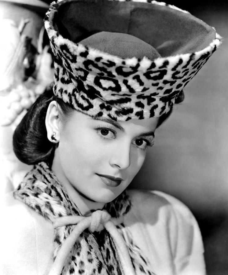 Hat Photograph - Olivia De Havilland, 1943 #1 by Everett
