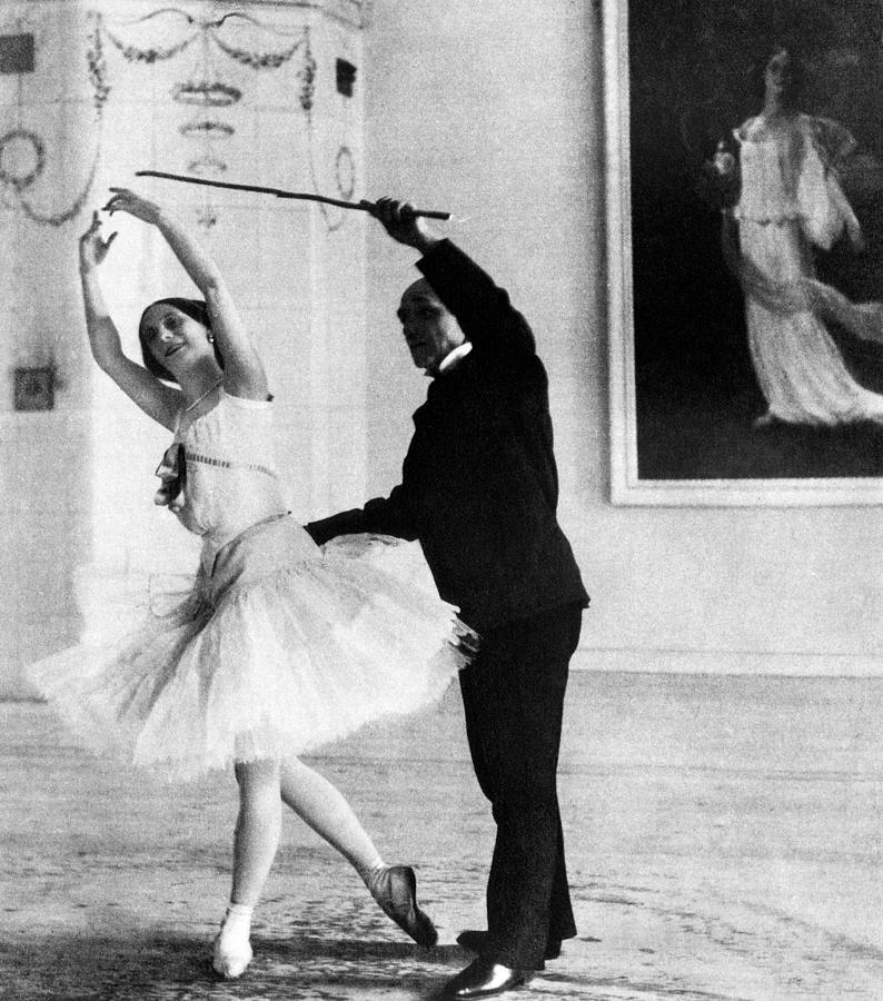 1910s Photograph - Russian Ballet Dancer Anna Pavlova #1 by Everett