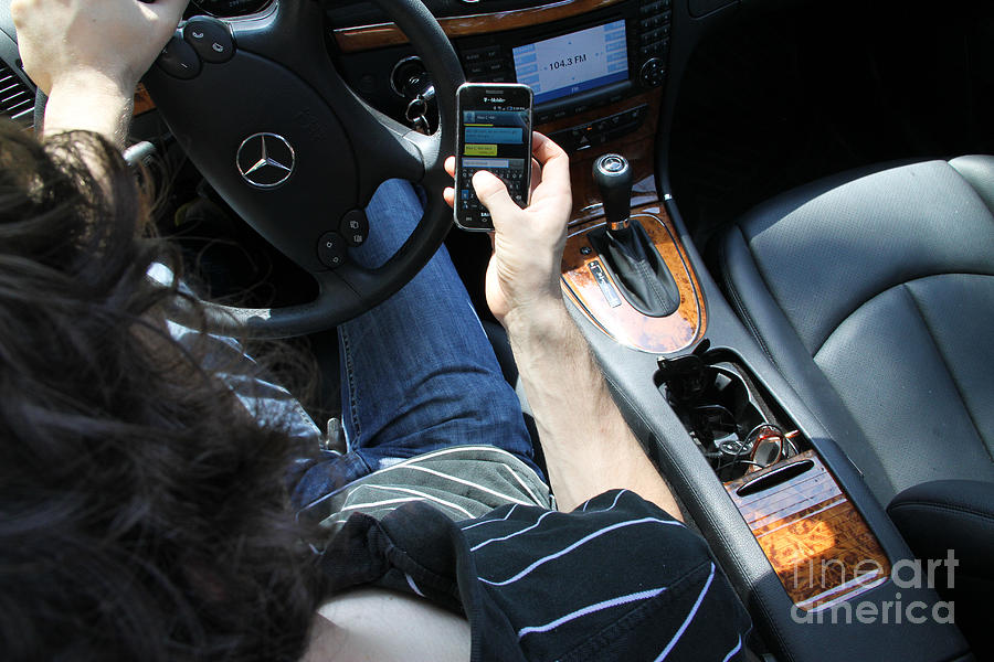 Texting And Driving #1 Photograph by Photo Researchers, Inc.