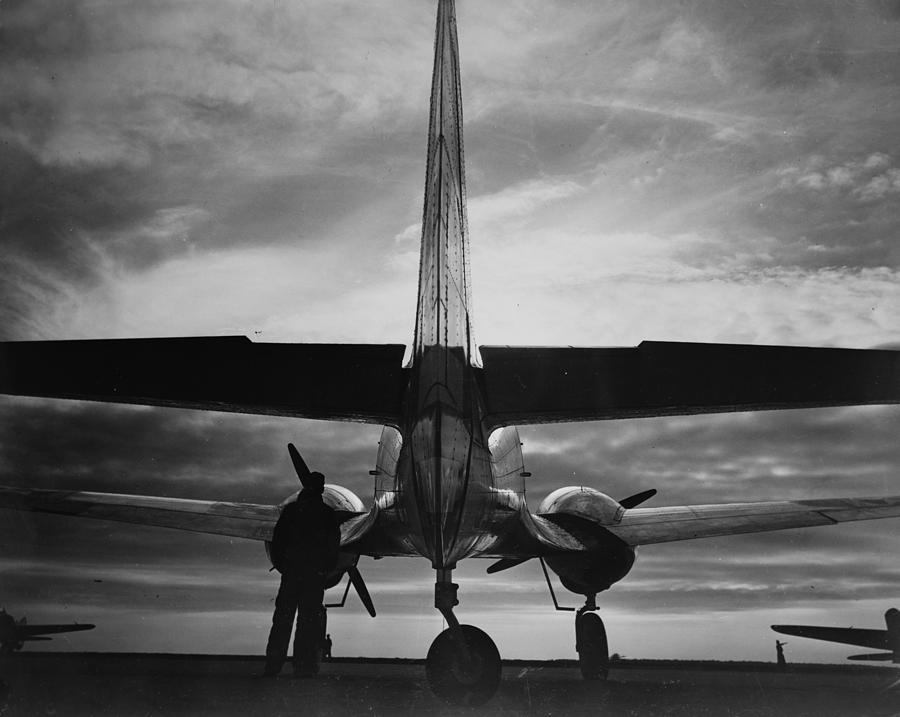 World War II, Soldier Beside Wwii Photograph by Everett - Fine Art America