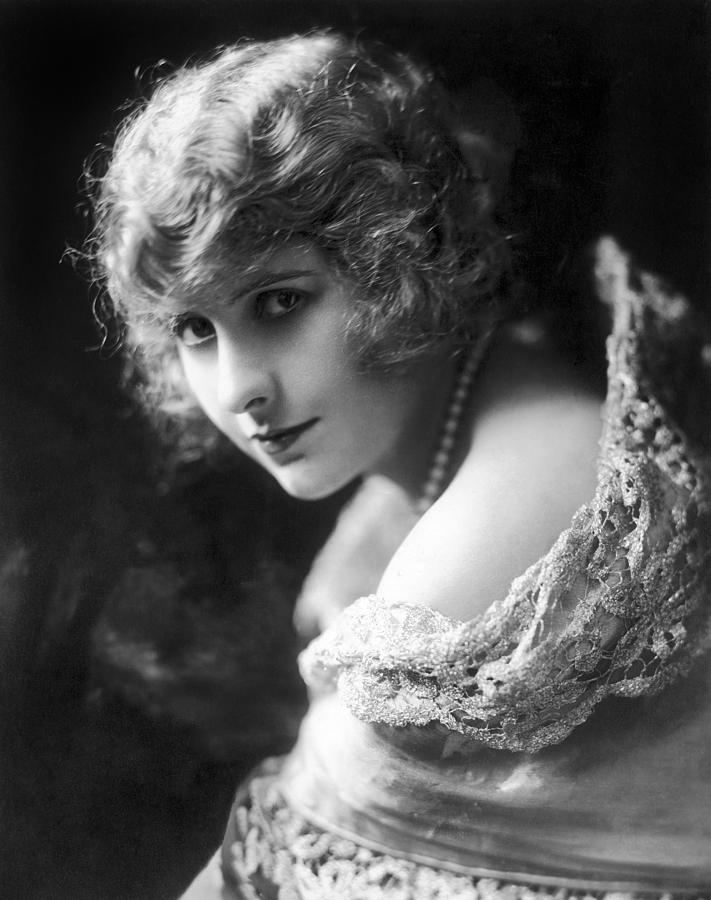 Portrait Photograph - Pearl White (1889-1938) #10 by Granger