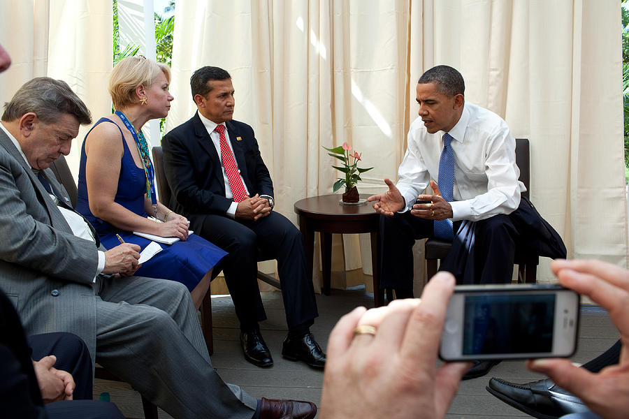 President Barack Obama Meets Photograph by Everett | Fine Art America