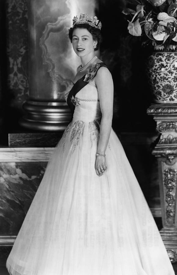 British Royalty. Queen Elizabeth II Photograph by Everett - Fine Art ...