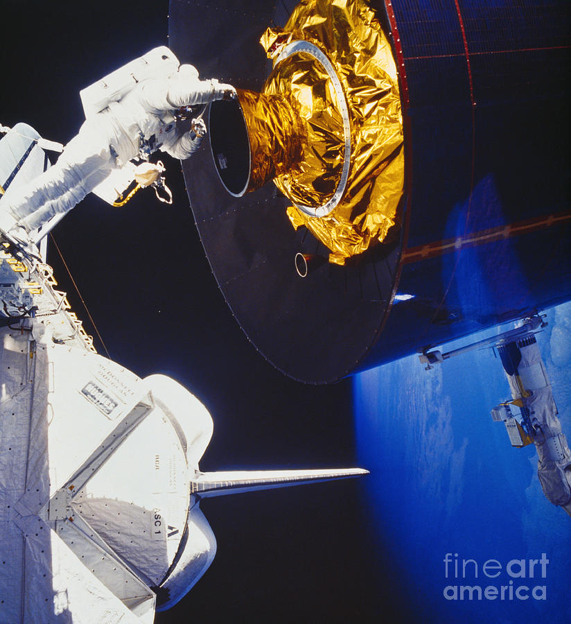 Discovery Spacewalk #1 Photograph by Science Source