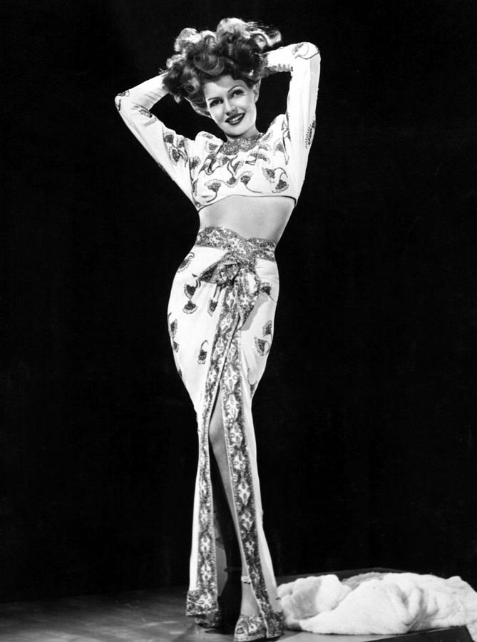 Movie Photograph - Gilda, Rita Hayworth, 1946 #2 by Everett