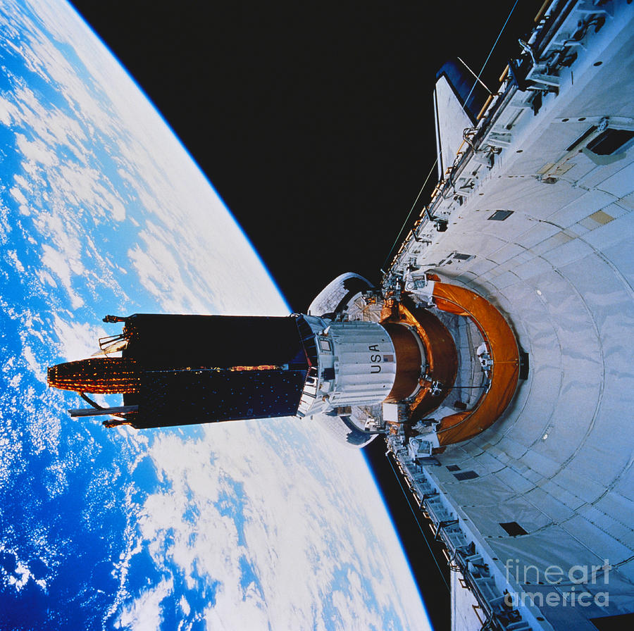 Space Shuttle Discovery #2 Photograph by Science Source