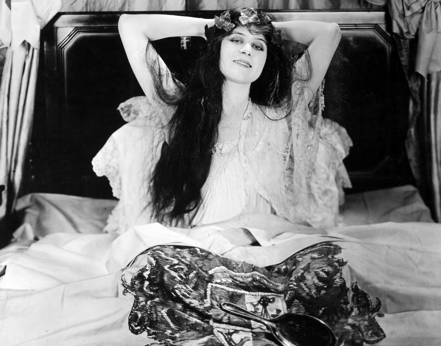 Theda Bara (1885-1955) #2 Photograph by Granger