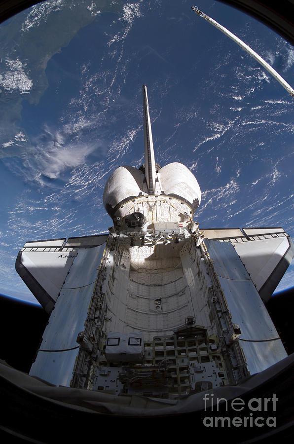 Space Shuttle Discovery Photograph