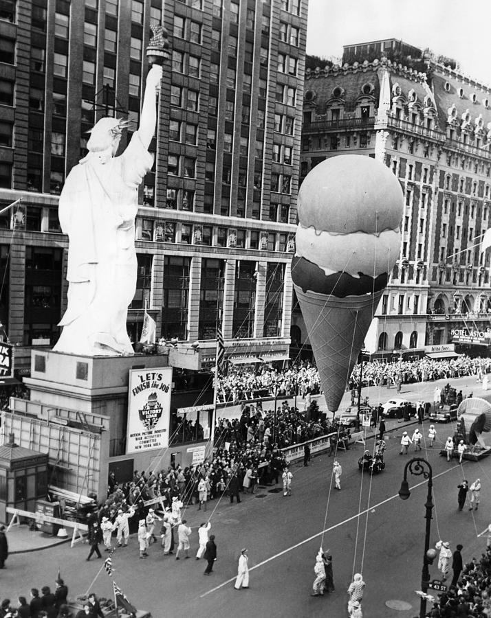 The Macys Thanksgiving Day Parade #3 Photograph by Everett