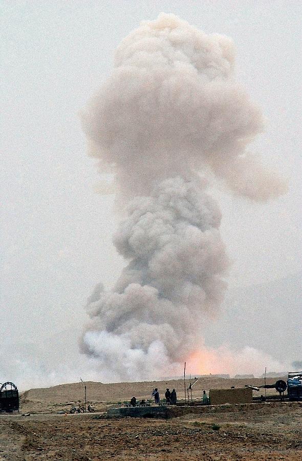 3000 Pounds Of Bombs Left Photograph by Everett - Fine Art America