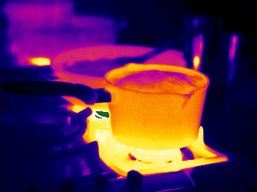 Frying Pan Photograph - Cooking On A Gas Stove, Thermogram #4 by Tony Mcconnell