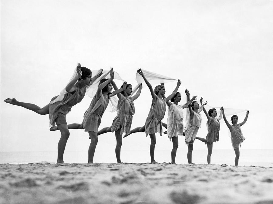 Virginia Beach Photograph - A Dance To The Morning Sun by Underwood Archives