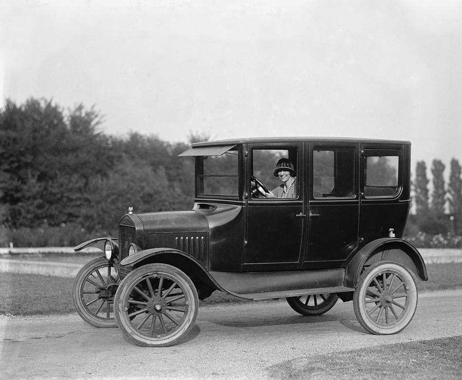 A Young Women Driver In Her Ford Photograph by Everett