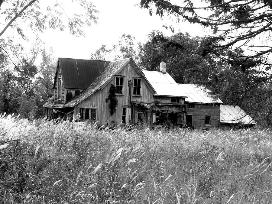 Black And White Mixed Media - Abandonned Farmhouse in Black and White by Bruce Ritchie