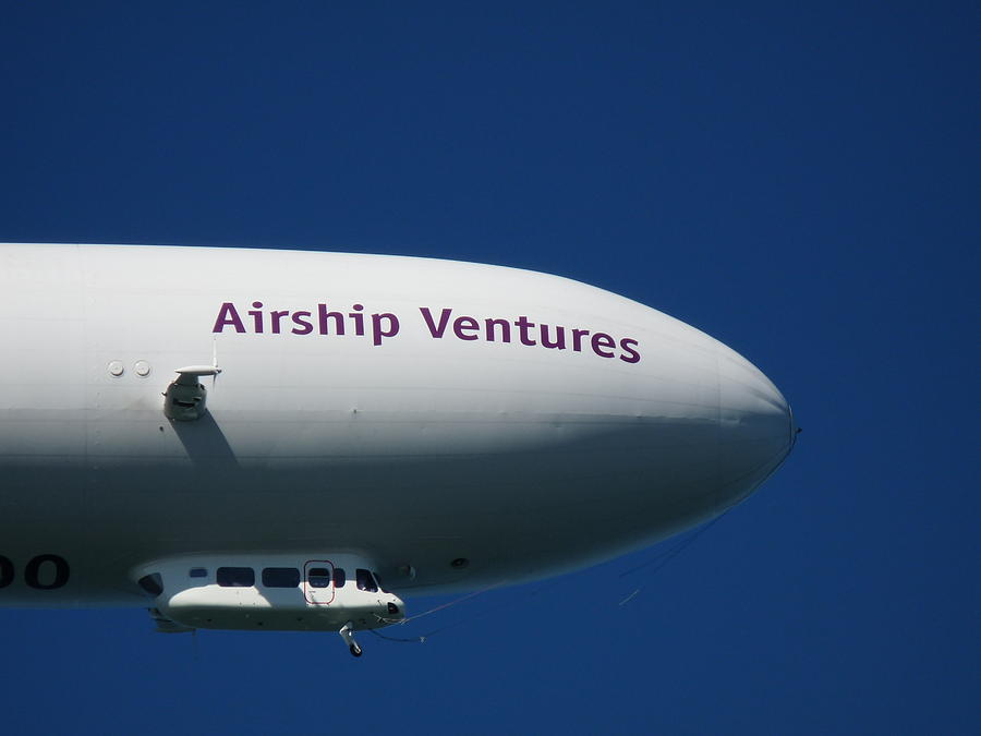 Airship Ventures Photograph - Airship Ventures Eureka by Jeff Lowe