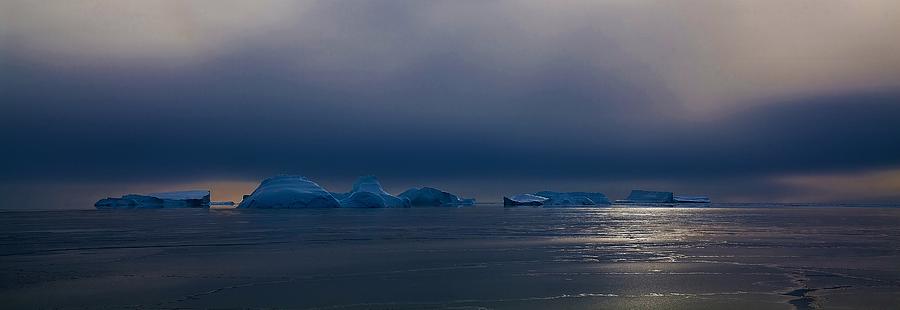Nature Photograph - Antarctic Landscape 120 by David Barringhaus