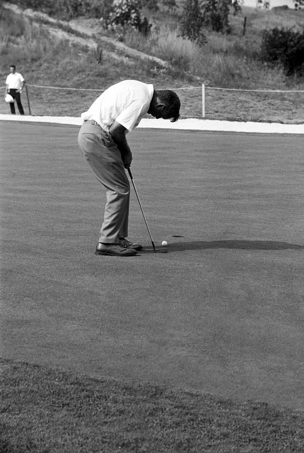 Arnie Putts at 1964 US Open at Congressional Country Club Photograph by Jan W Faul
