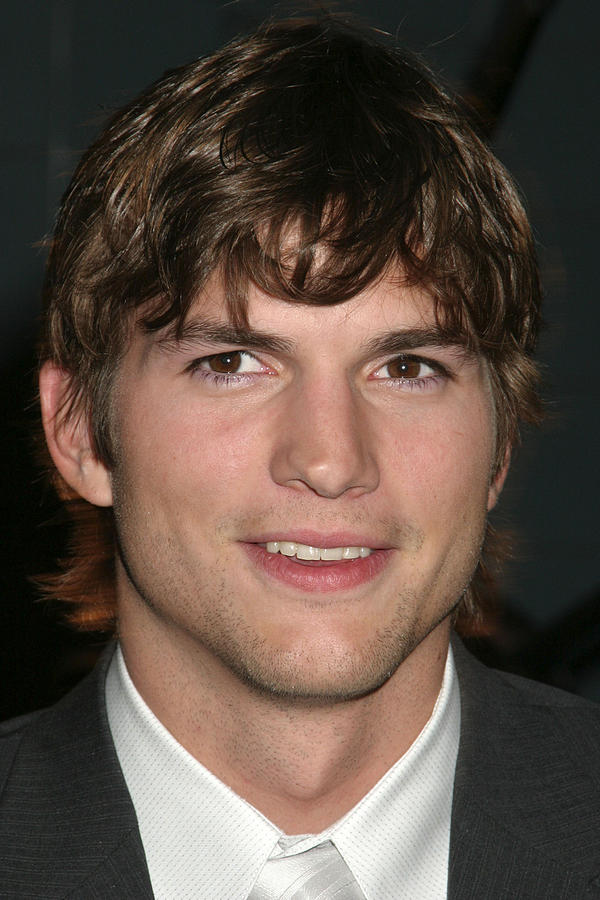 Arrivals Photograph - Ashton Kutcher At Arrivals For Alot by Everett