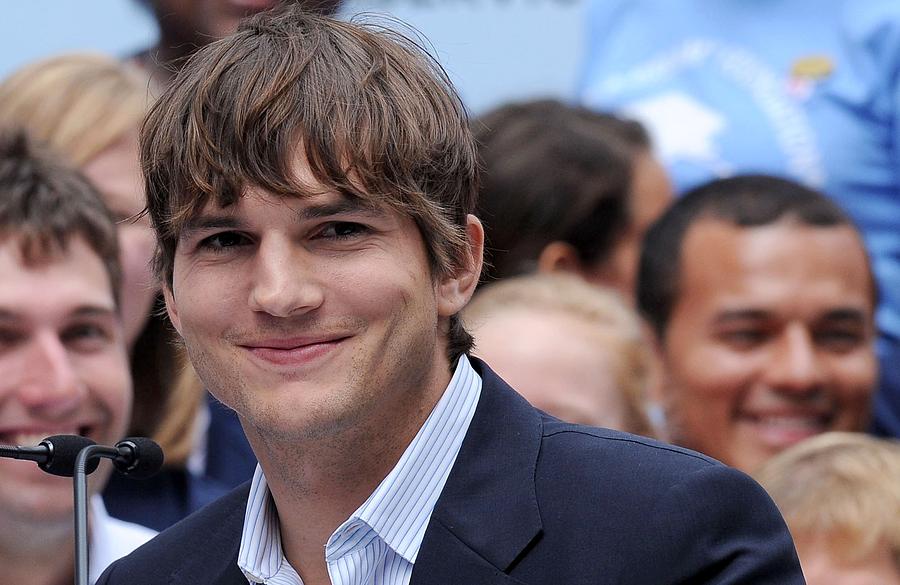Ashton Kutcher Photograph - Ashton Kutcher At The Press Conference by Everett
