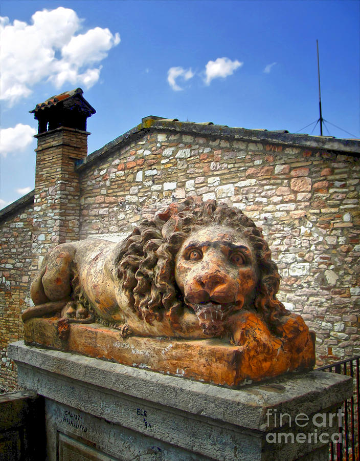 Assisi Italy Photograph - Assisi Italy - Lion Statue by Gregory Dyer