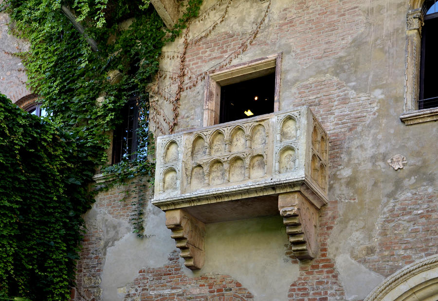 Balcone di Romeo e Giulietta Photograph by Martina Fagan
