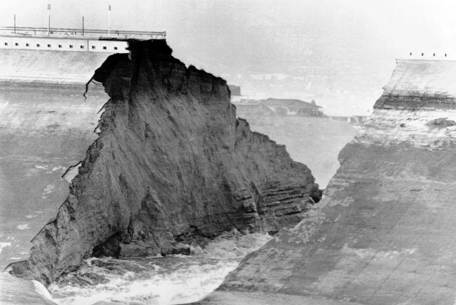 Baldwin Hills Reservoir Disaster Photograph by Everett - Fine Art America