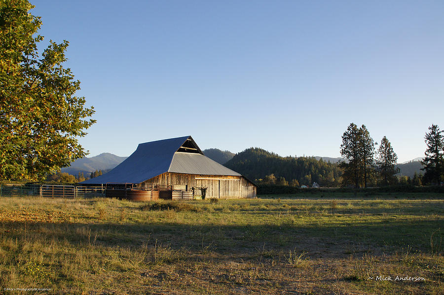 Barn in the Applegate Photograph by Mick Anderson