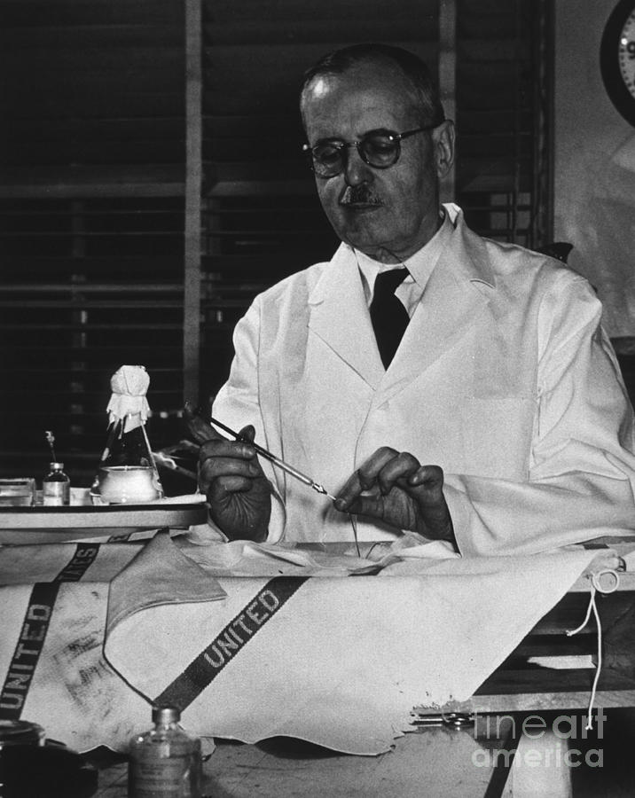 Bernardo Houssay, Argentine Physiologist Photograph by Science Source