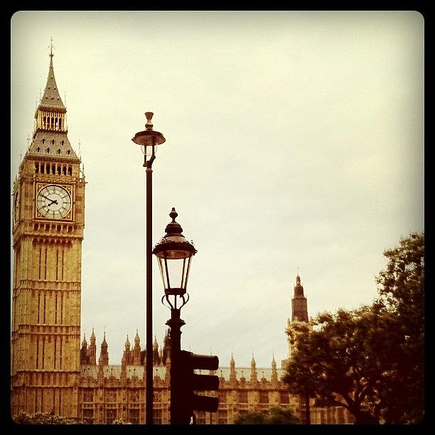 London Photograph - Big Or Tall by Salem Mohammed