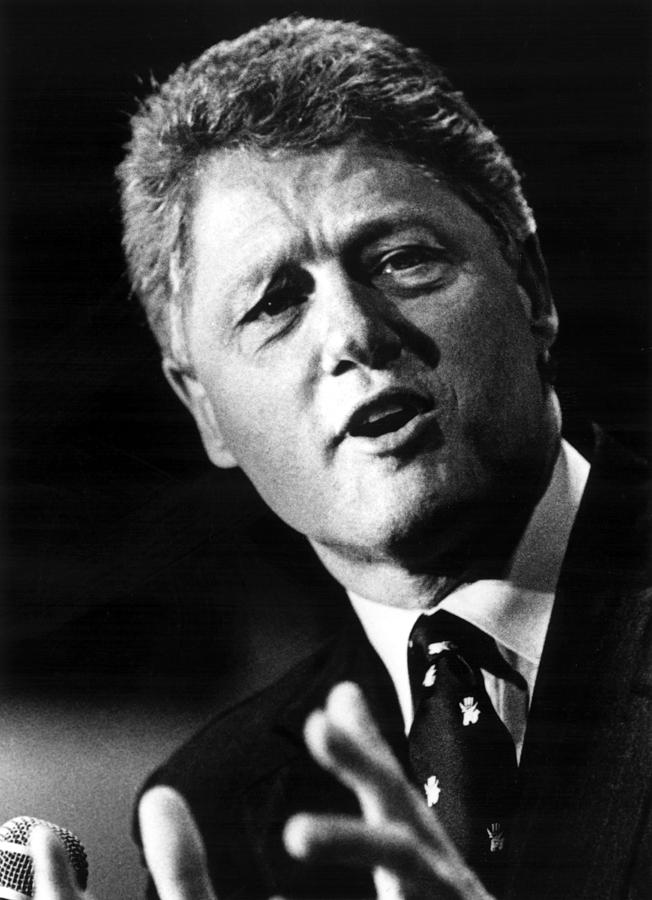 Portrait Photograph - Bill Clinton by Everett
