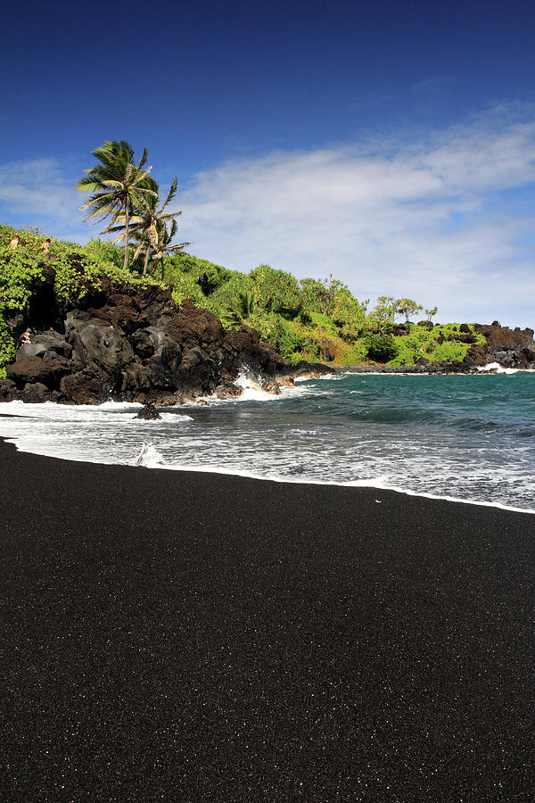 Black sand beach at Waianapanapa Photograph by Pierre Leclerc ...